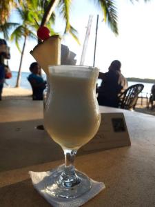a drink in a glass sitting on a table at Encantador Apartamento con agua caliente in Los Paredones