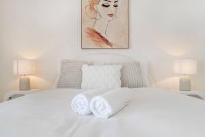 Postel nebo postele na pokoji v ubytování Stunning 4BR Holiday Home with Water Views & Pool