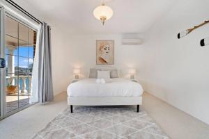 Postel nebo postele na pokoji v ubytování Stunning 4BR Holiday Home with Water Views & Pool