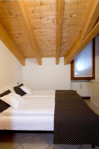 ポンテ・ディ・レーニョにあるArsen Houseの木製天井のベッドルーム(白い大型ベッド1台付)