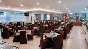 Restoran või mõni muu söögikoht majutusasutuses Savana Hotel & Convention Malang