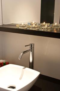 lavabo blanco en el baño con espejo en @Cocoon, en Ypres