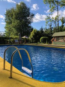 uma piscina com um banco no meio em Parador Preandino El Chacay em Pinto