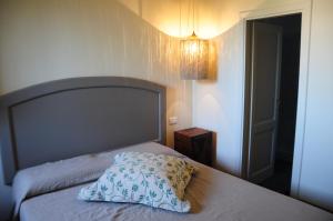 um quarto com uma cama com uma almofada em Oberdan Ospitalita' em Todi