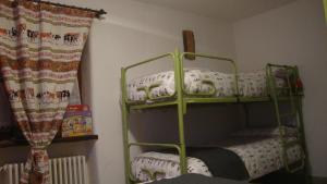 ピーラにあるAppartamento Vacanza Pila cir 0089の二段ベッド2組が備わる客室です。