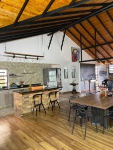 a kitchen with a table and chairs in a room at Parcela Monte Alto Galería in Los Santos