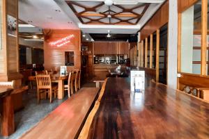 Restaurace v ubytování Urbanview Remington Hotel Palembang By RedDoorz
