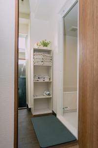 a walk in closet with a mirror and a shelf at Natsumi 2 ホテル in Tokyo