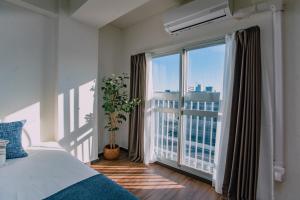 a bedroom with a bed and a large window at Natsumi 2 ホテル in Tokyo +28 photos