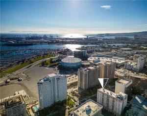 Vista generica su Long Beach o vista sulla città dall'interno dell'appartamento