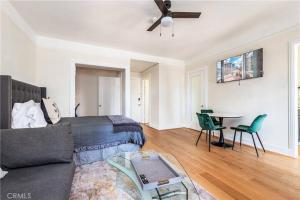 un soggiorno con un divano e un tavolo di Ocean View Studio Near Convention Center and Beach a Long Beach