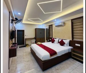 a bedroom with a large bed and a flat screen tv at Sara Archid in Kommeri