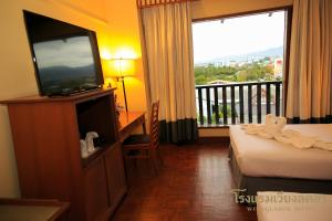 TV a/nebo společenská místnost v ubytování Wienglakor Hotel Lampang