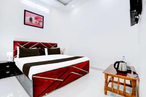 a bedroom with a large bed with a red drawer at Hotel O Virat Inn in Lucknow