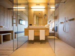 un bagno con lavandino, doccia e specchio di Das Wiesegg a Fügenberg