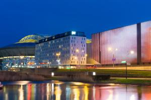 アムステルダムにあるJaz in the City Amsterdamの夜の川の横の建物