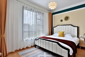 Letto o letti in una camera di Shanghai Monegative Time Garden Hotel Disney Store
