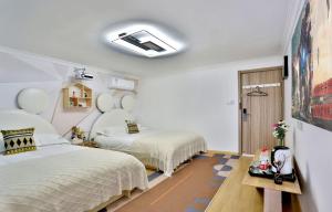 Letto o letti in una camera di Shanghai Monegative Time Garden Hotel Disney Store