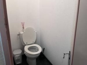 - une petite salle de bains avec toilettes dans une cabine dans l'établissement Studio Centre Cauterets avec Parking et Vue Montagne - FR-1-812-8, à Cauterets