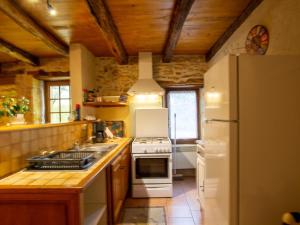 Charmante maison rustique en pierres, proche de Sarlat - FR-1-616-385 في Marcillac-Saint-Quentin: مطبخ مع موقد ابيض وثلاجة +9 صور