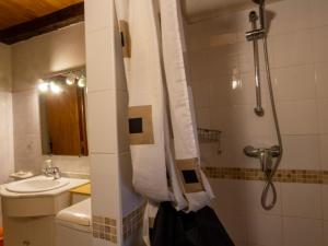 Charmante maison rustique en pierres, proche de Sarlat - FR-1-616-385 في Marcillac-Saint-Quentin: حمام مع دش ومرحاض ومغسلة