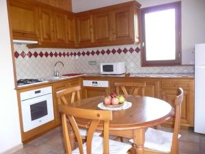 Kuchyň nebo kuchyňský kout v ubytování Charmante maison près de Sarlat avec jardin et internet - FR-1-616-398 + 3 fotografie