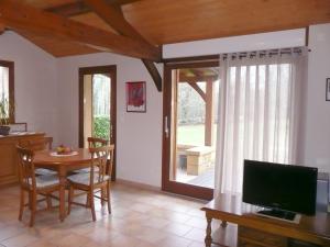 TV a/nebo společenská místnost v ubytování Charmante maison près de Sarlat avec jardin et internet - FR-1-616-398