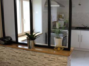 Imagen de la galería de Gîte cosy 4 pers., terrasse, proche activités nature, WiFi, parking à Cherveix-Cubas - FR-1-616-392, en Cherveix-Cubas 10 fotos más