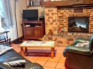 Χώρος καθιστικού στο Maison ancienne restaurée avec cheminée, jardin privé et animaux admis - FR-1-616-388