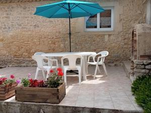 Αίθριο ή υπαίθριος χώρος στο Maison ancienne restaurée avec cheminée, jardin privé et animaux admis - FR-1-616-388