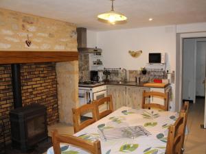 Η κουζίνα ή μικρή κουζίνα στο Charmante maison en Périgord Noir avec jardin et barbecue - FR-1-616-393 +3 φωτογραφίες