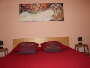 Ένα ή περισσότερα κρεβάτια σε δωμάτιο στο Charmante maison en Périgord Noir avec jardin et barbecue - FR-1-616-393