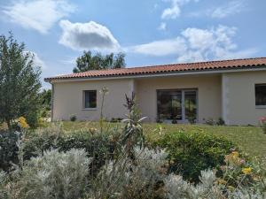 a house with a garden in front of it at Studio moderne avec WiFi et parking à Baignes - FR-1-653-270 in Baignes-Sainte-Radegonde