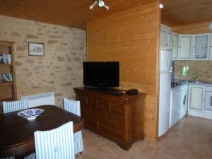 Η κουζίνα ή μικρή κουζίνα στο Maison de campagne avec cheminée et BBQ à Carlux - FR-1-616-420