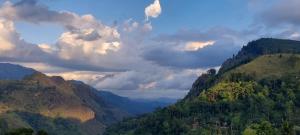 vista su una catena montuosa con nuvole nel cielo di meditation monastery stay a Ella