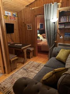 Posezení v ubytování Cosy Countryside Log Cabin