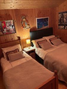 Postel nebo postele na pokoji v ubytování Cosy Countryside Log Cabin