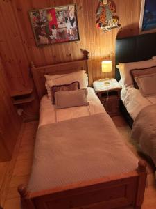Postel nebo postele na pokoji v ubytování Cosy Countryside Log Cabin