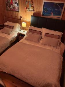Postel nebo postele na pokoji v ubytování Cosy Countryside Log Cabin