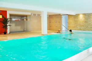 Bazén v ubytování Gartenhotel Feldeck nebo v jeho okolí