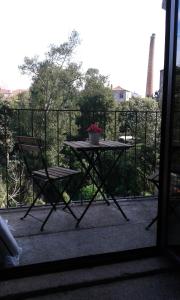 - Balcón con mesa y silla en Studios Cedofeita, en Oporto