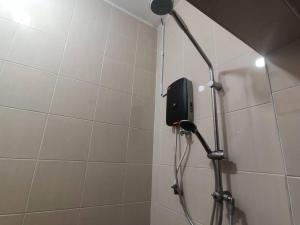 クチンにある26 Home Batu Kawaのバスルーム(シャワー、壁掛け電話付) +16枚の写真