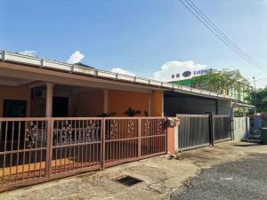 クチンにある26 Home Batu Kawaの前に柵のある家
