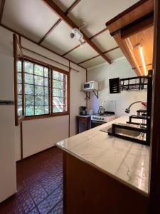 Η κουζίνα ή μικρή κουζίνα στο Mauruuru +11 φωτογραφίες