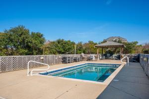 - une piscine avec un kiosque à côté dans l'établissement WH582 Beachnuts Too, à Corolla