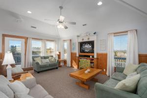 un salon avec deux canapés et une télévision dans l'établissement WH582 Beachnuts Too, à Corolla