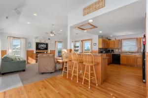 une cuisine et un salon avec une table et des chaises dans l'établissement WH582 Beachnuts Too, à Corolla