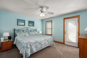 une chambre avec un lit et un ventilateur de plafond dans l'établissement WH582 Beachnuts Too, à Corolla 45 autres photos