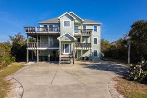 une grande maison avec une grande allée dans l'établissement WH582 Beachnuts Too, à Corolla