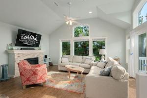 un soggiorno con divano e camino di CB34 Salty Breeze a Corolla
